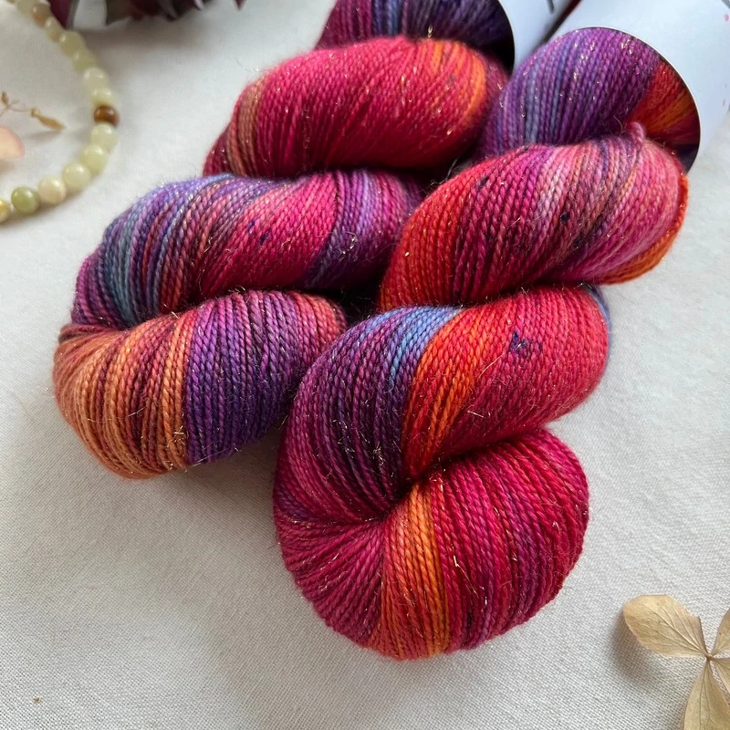 "Twilight Fiesta" - 75% merino sw 20% nylon 5% zlatá stellina 400m