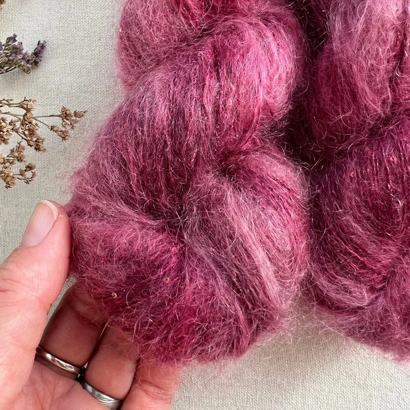 "Berry Velvet"- 64% superkid mohér 3% merino 10% flitry 23% hedvábí 400m/50g