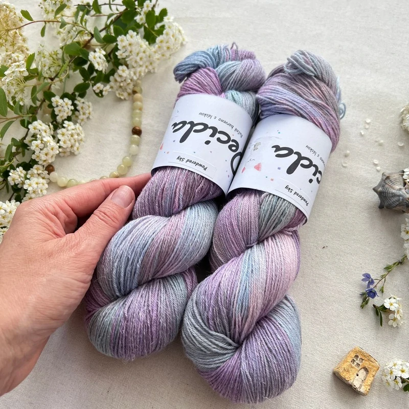 "Powdered Sky" 60% merino 20% hedvábí 20% konopí 400m 