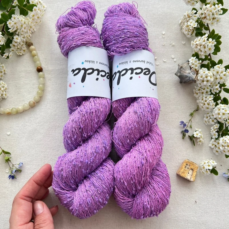 "Lilac Opera" 42% hedvábí 26% baby alpaka 26% merino superwash a 6% zlatá stellina 980m