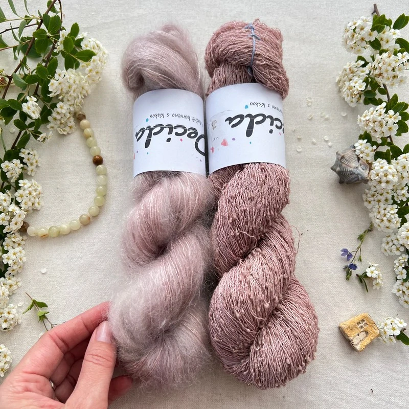 "Dusty Camellia" 42% hedvábí 26% baby alpaka 26% merino superwash a 6% zlatá stellina 980m