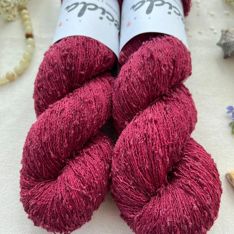 "Velvet Rouge" 42% hedvábí 26% baby alpaka 26% merino superwash a 6% zlatá stellina 980m
