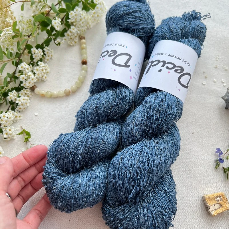 "Blue Sonnet" 42% hedvábí 26% baby alpaka 26% merino superwash a 6% zlatá stellina 980m