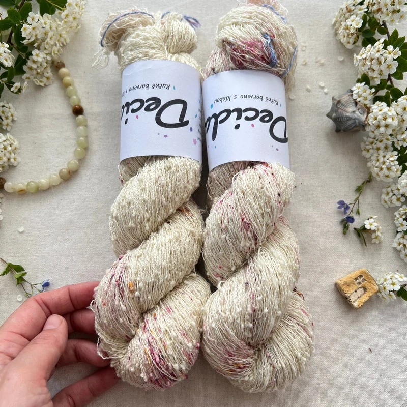 "Cherry Pop 7" 42% hedvábí 26% baby alpaka 26% merino superwash a 6% zlatá stellina 980m