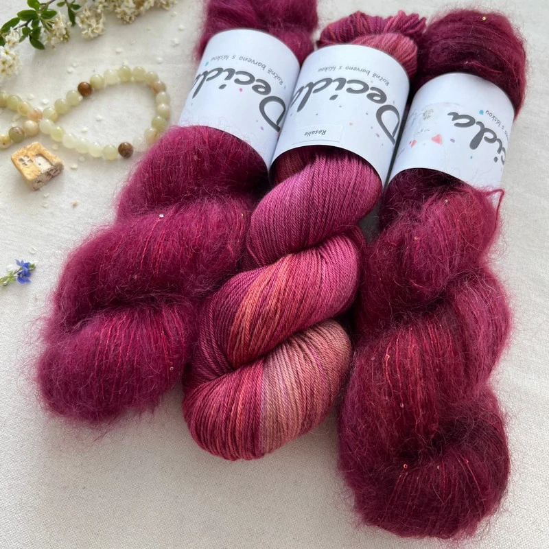 "Rouge Ember" 64% superkid mohér 3% merino 10% flitry 23% hedvábí 400m/50g