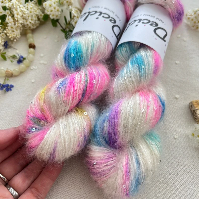 "Unicorn Veil" - 34% superkid mohér 11% hedvábí 41% nylon 14% polyester 195m/50g