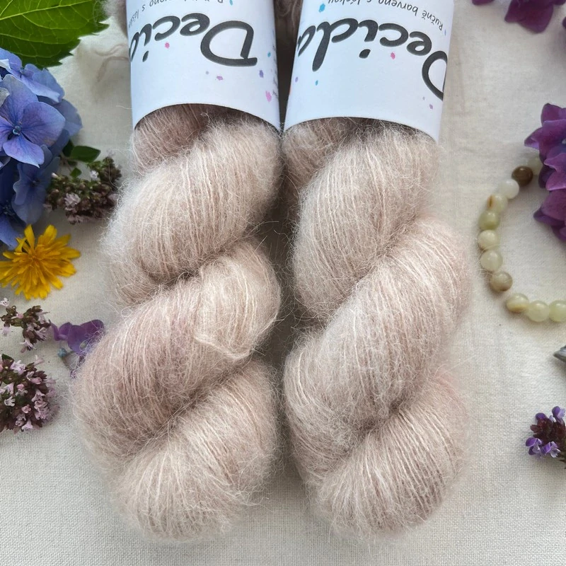 "Ivory Whisper"- 64% baby alpaka 3% merino 10% flitry 23% hedvábí 400m/50g