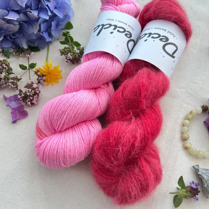 "Crimson Kiss"- 64% baby alpaka 3% merino 10% flitry 23% hedvábí 400m/50g