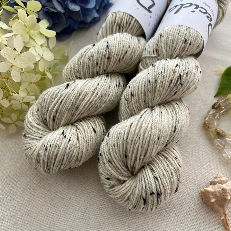 Přírodní Donegal DK -  85% merino a 15% donegal nopky