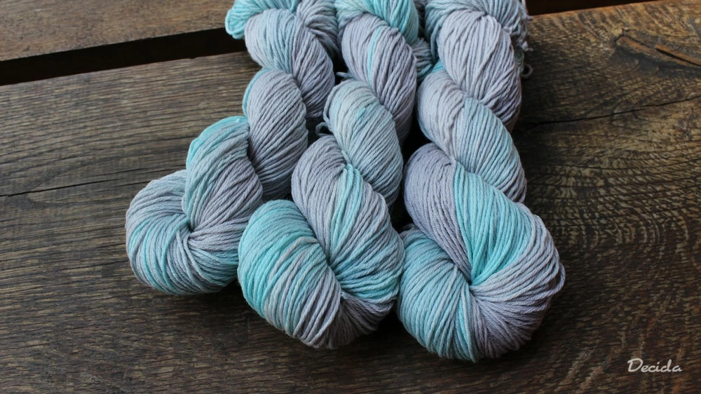 "Šedá s kapkou tyrkys" Merino/hedvábí 4mm 