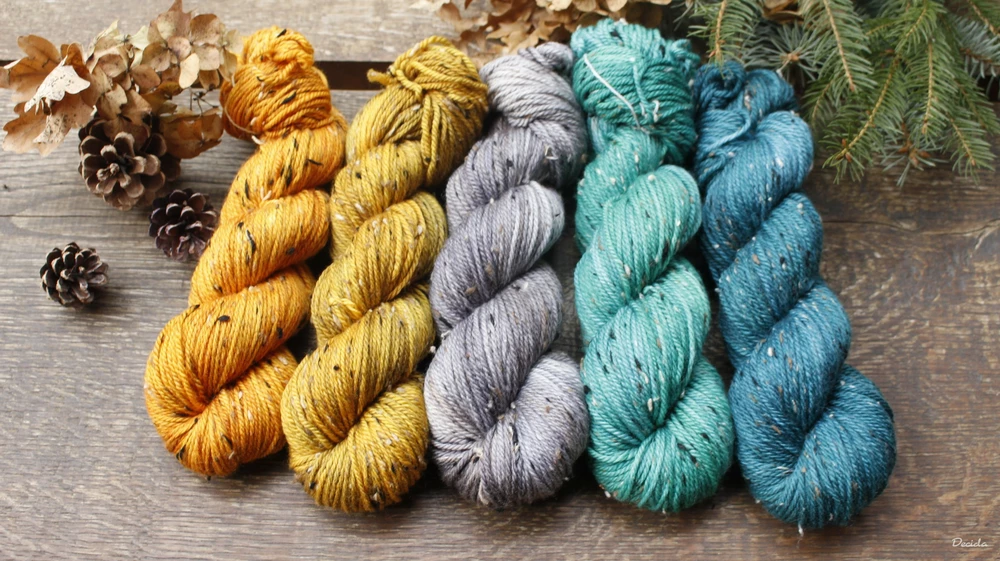 "Světlé smaragdy" - merino a Donegal neps ARAN 166m/100g