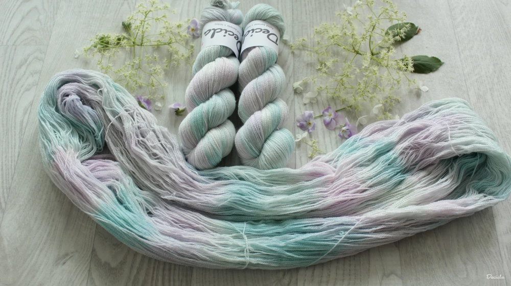 "Ledové sny" 75% merino 20% hedvábí 5% stříbrná stellina 800m