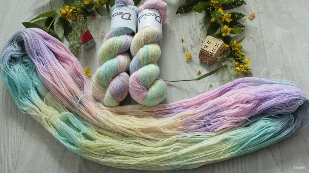 "Pastelky" 75% merino 20% hedvábí 5% stříbrná stellina 800m