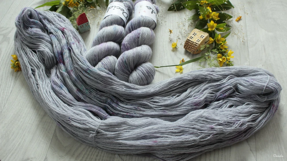 "Crazy Snow" 75% merino 20% hedvábí 5% stříbrná stellina 800m