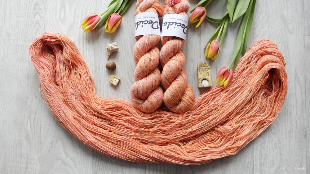 "Lososová" -  85% merino sw a 15% donegal nopky barevné