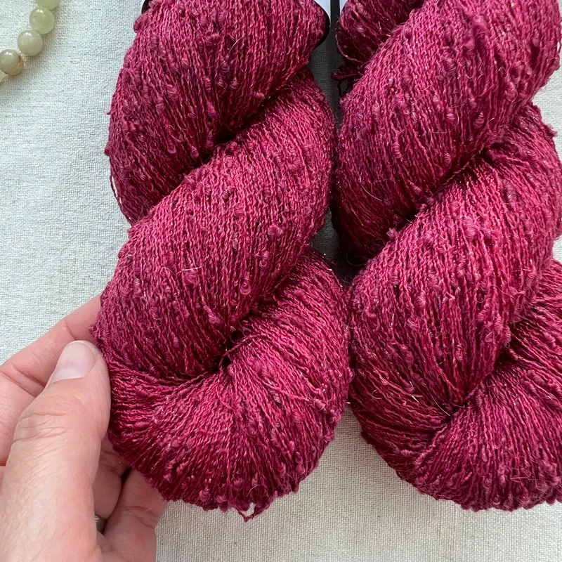 "Velvet Rouge" 42% hedvábí 26% baby alpaka 26% merino superwash a 6% zlatá stellina 980m