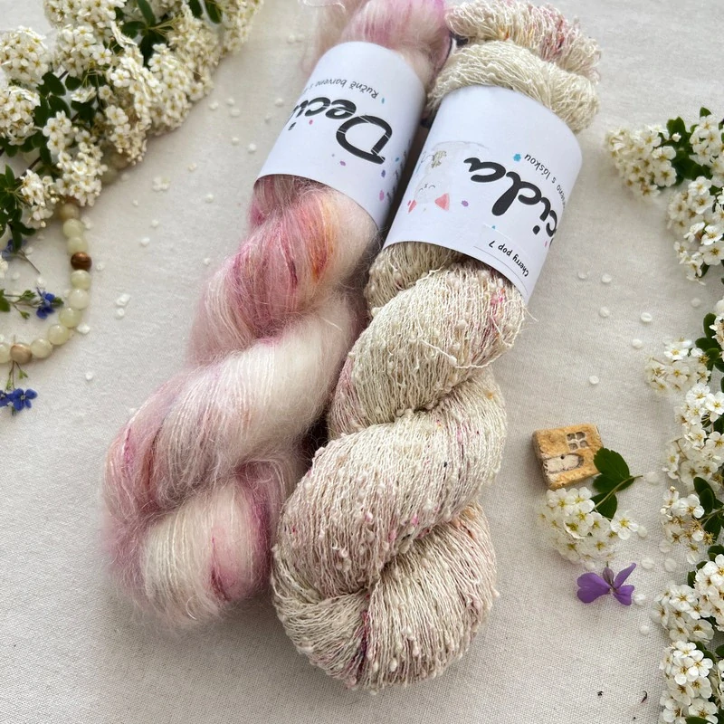 "Cherry Pop 7" 42% hedvábí 26% baby alpaka 26% merino superwash a 6% zlatá stellina 980m