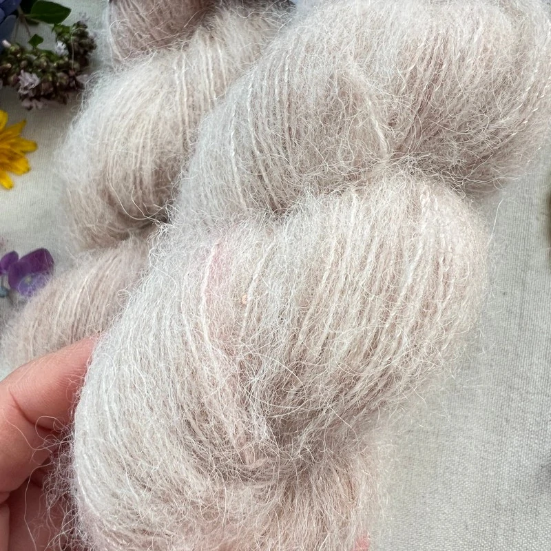 "Ivory Whisper"- 64% baby alpaka 3% merino 10% flitry 23% hedvábí 400m/50g