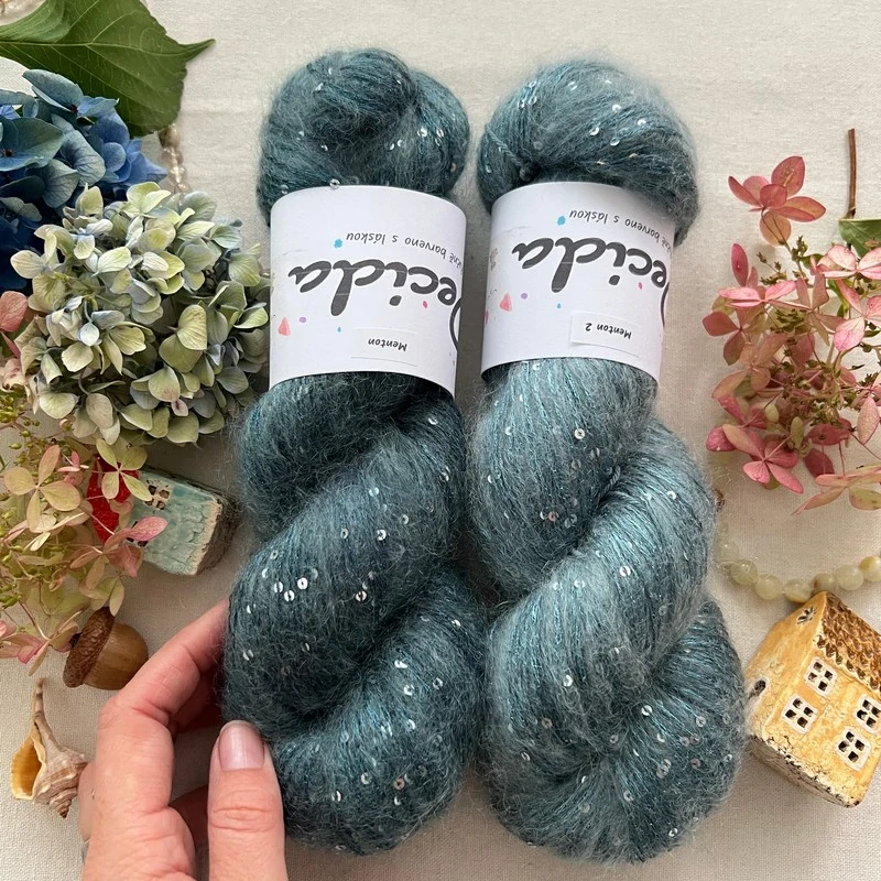 "Menton" - 34% superkid mohér 11% hedvábí 41% nylon 14% polyester 390m/100g