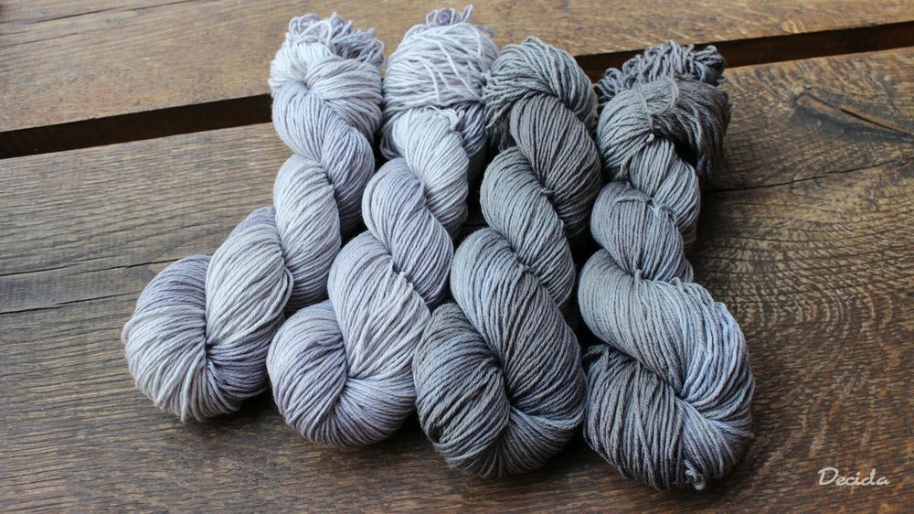"Šedá tmavá"  Merino/hedvábí 4mm 