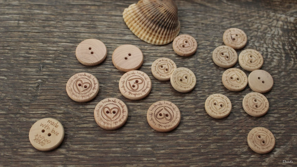 Dřevěné knoflíky Handmade Srdce 20mm