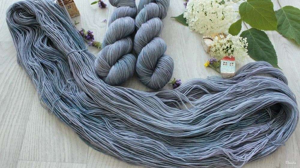 "Nubes oscuras" - 80% merino 10% kašmír 10% nylon 365m/100g
