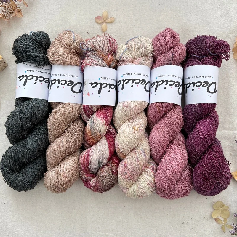"Delacour" 42% hedvábí 26% baby alpaka 26% merino superwash a 6% zlatá stellina 980m