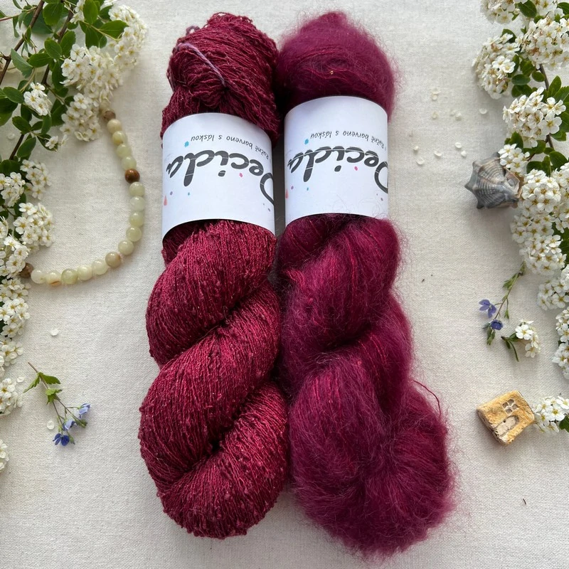 "Velvet Rouge" 42% hedvábí 26% baby alpaka 26% merino superwash a 6% zlatá stellina 980m