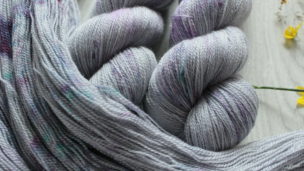 "Crazy Snow" 75% merino 20% hedvábí 5% stříbrná stellina 800m