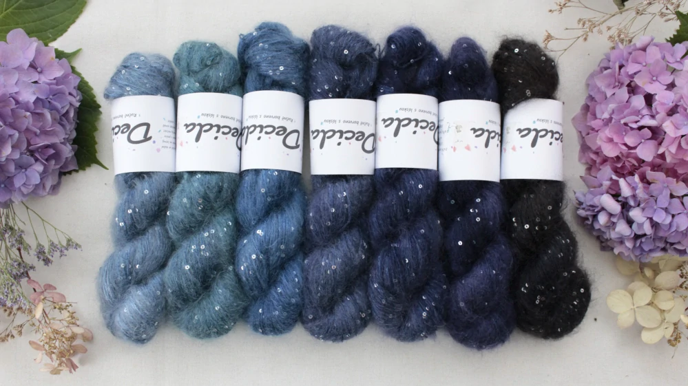 "Cobalt" - 34% superkid mohér 11% hedvábí 41% nylon 14% polyester 195m/50g 