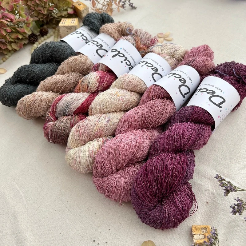 "Delacour" 42% hedvábí 26% baby alpaka 26% merino superwash a 6% zlatá stellina 980m