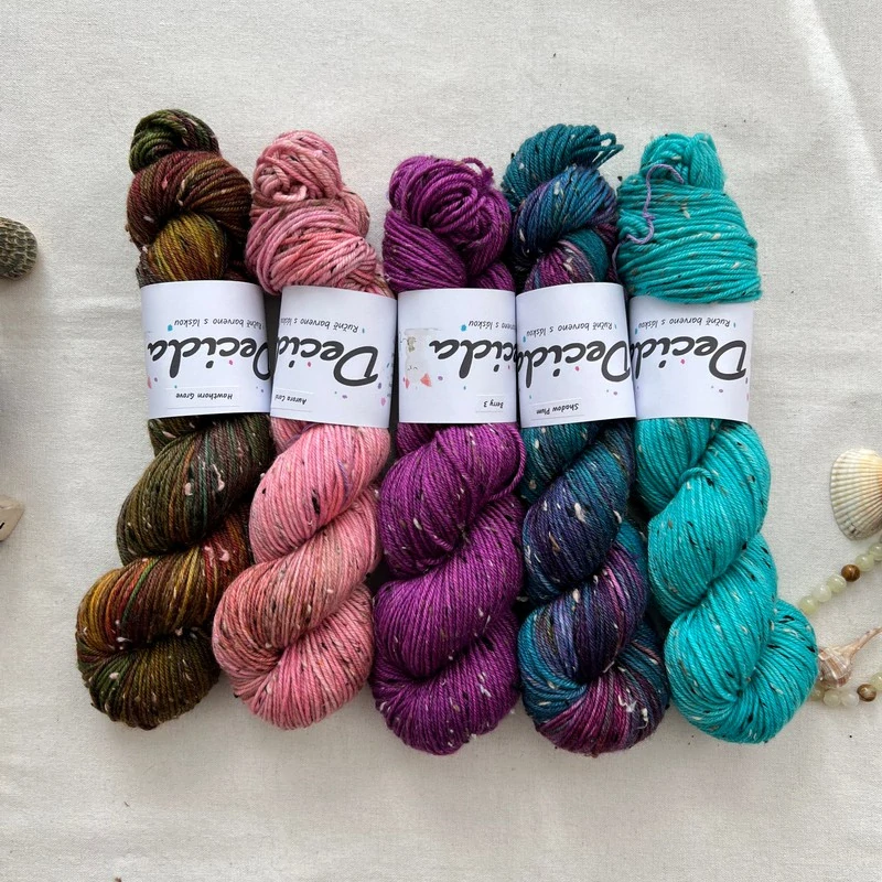 "Shadow Plum" Donegal DK -  85% merino a 15% donegal nopky 212m