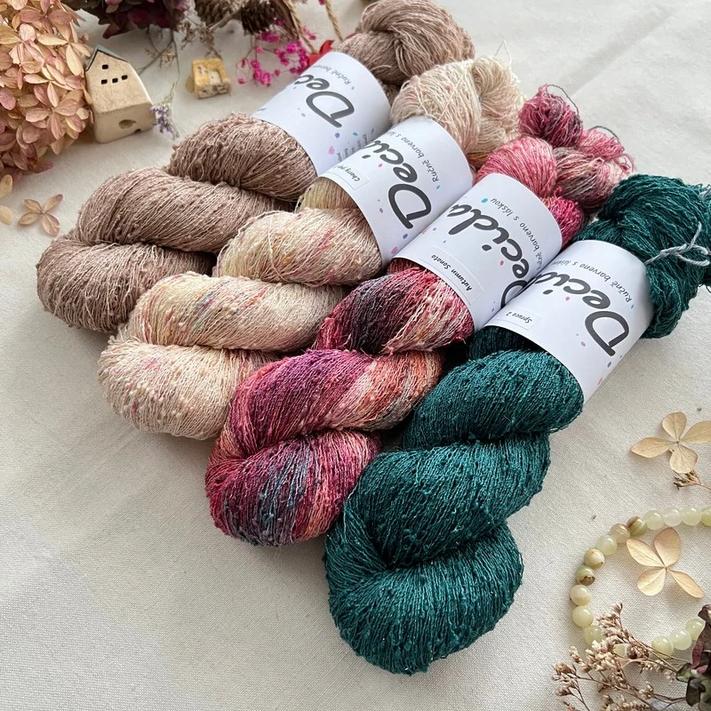 "Shitake 4" 42% hedvábí 26% baby alpaka 26% merino superwash a 6% zlatá stellina 980m