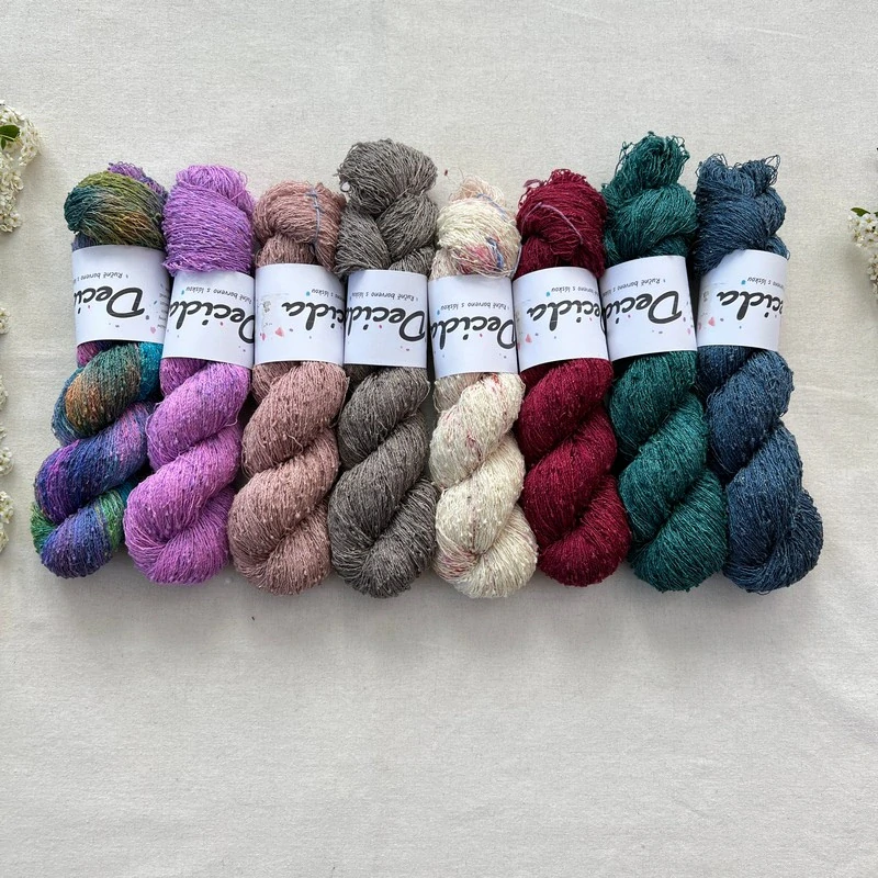 "Velvet Rouge" 42% hedvábí 26% baby alpaka 26% merino superwash a 6% zlatá stellina 980m
