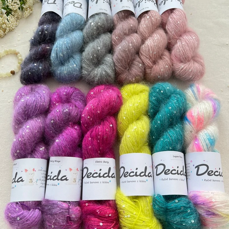 "Eletric Lime" - 34% superkid mohér 11% hedvábí 41% nylon 14% polyester 195m/50g 