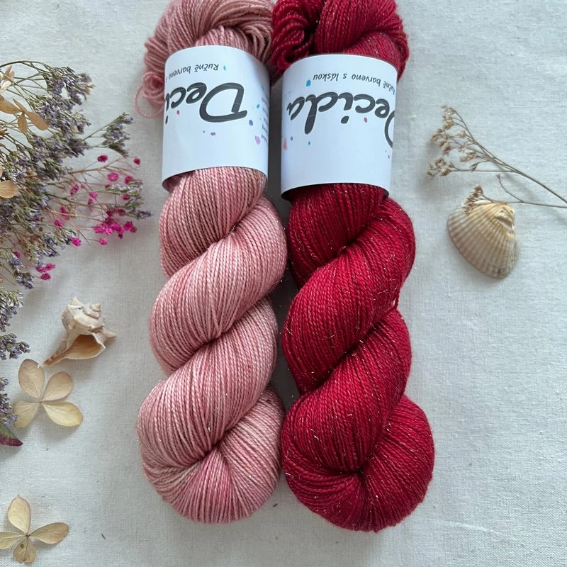 "Starlit Red" - 100g Merino sw/Nylon/Zlatá stellina 400m