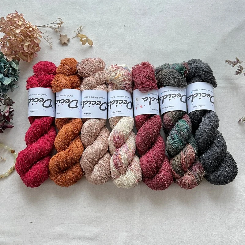 "Red love 2" 42% hedvábí 26% baby alpaka 26% merino superwash a 6% zlatá stellina 980m