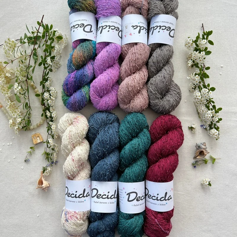 "Velvet Rouge" 42% hedvábí 26% baby alpaka 26% merino superwash a 6% zlatá stellina 980m
