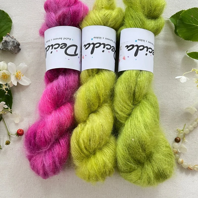 "Lime Flash 2" 64% superkid mohér 3% merino 10% flitry 23% hedvábí 400m/50g