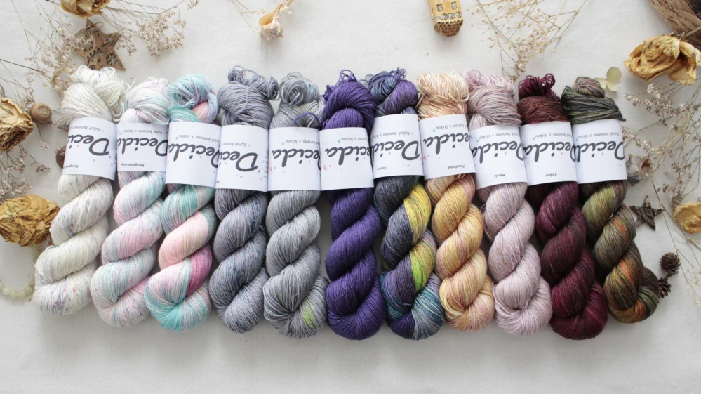 "Rozsypané fialky" 80% merino 20% hedvábí 400m 